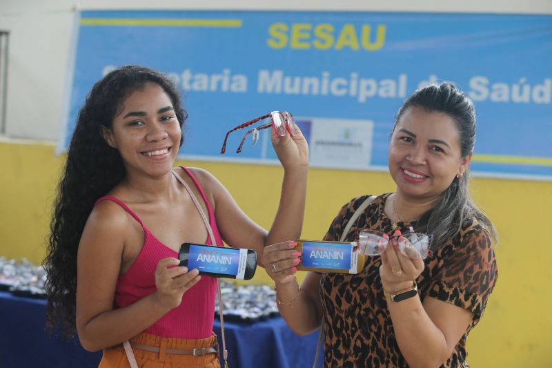 Entrega de óculos aos pacientes atendidos no Corujão da Saúde na Pedreirinha bairro da Guanabara