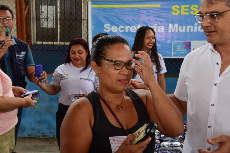 Entrega de óculos aos pacientes atendidos no Programa Prefeitura em Movimento no bairro 40 horas