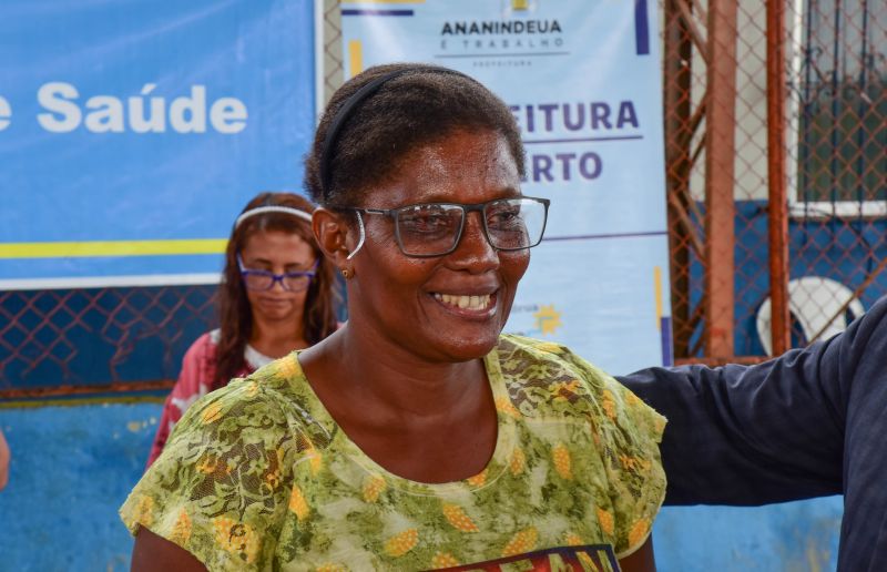 Entrega de óculos aos pacientes atendidos no Programa Prefeitura em Movimento no bairro 40 horas