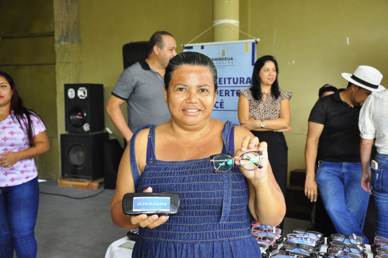 Entrega dos óculos para pacientes no Programa Prefeitura em Movimento na comunidade Nova Republica no Atalaia