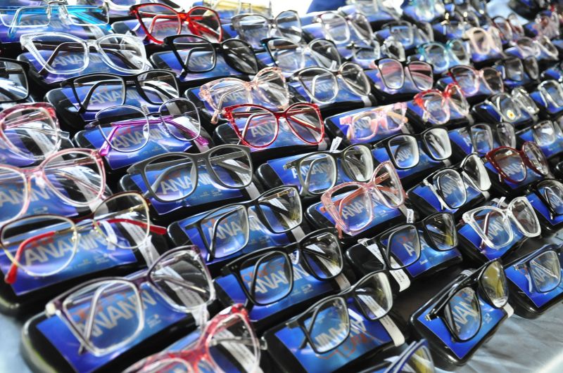 Entrega dos óculos para pacientes atendidos no Programa Prefeitura em Movimento no Cras Jaderlândia