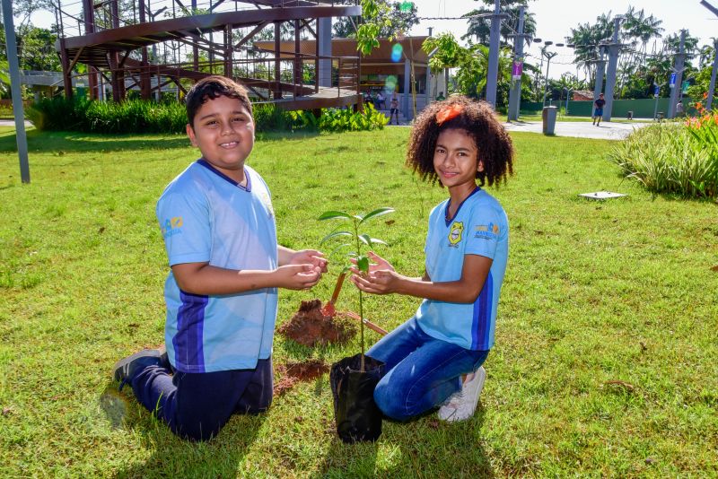 XIX Semana do Meio Ambiente de Ananindeua com plantio de mudas Ananin no parque Vila Maguary