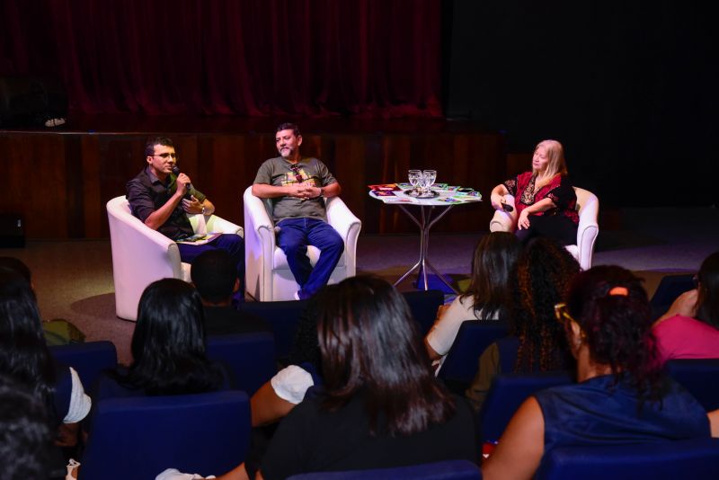 Palestras sobre a semana do folclore no teatro Municipal de Ananindeua