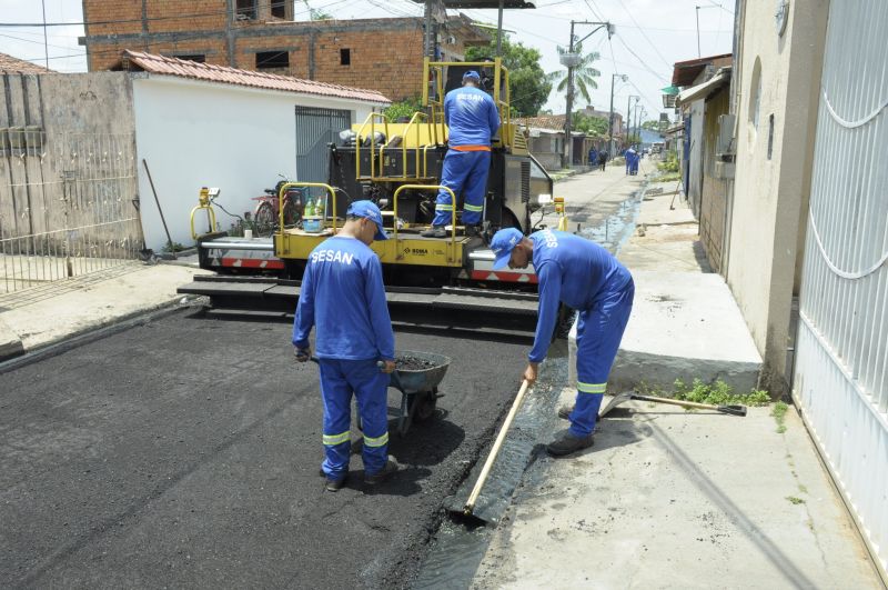 Imagens do serviço de asfaltamento na rua dona Agueda na Águas Brancas