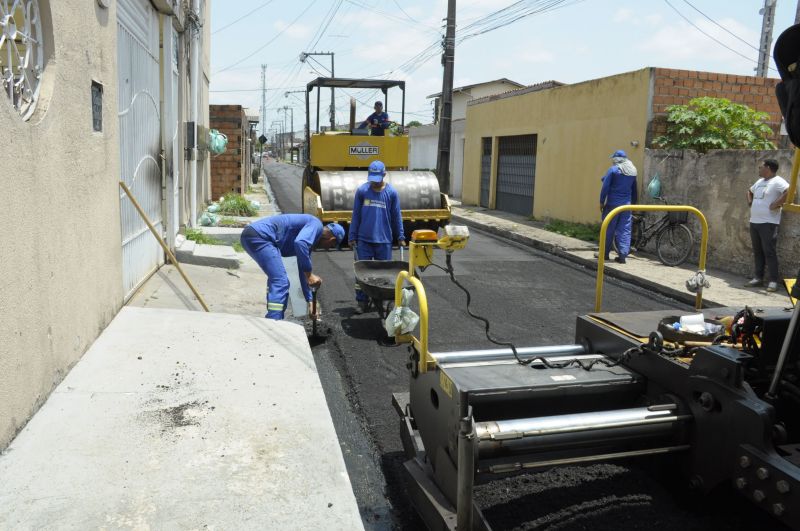 Imagens do serviço de asfaltamento na rua dona Agueda na Águas Brancas