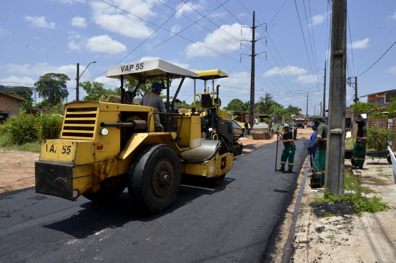 Serviço de asfalto na rua do fio na estrada do Maguari