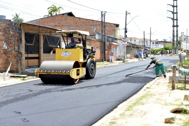 Serviço de asfalto na rua do fio na estrada do Maguari