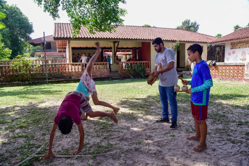 Atividade com idosos e crianças no CRAS Daniel Reis