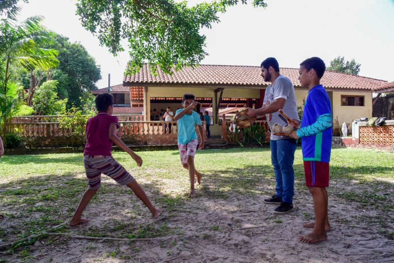 Atividade com idosos e crianças no CRAS Daniel Reis