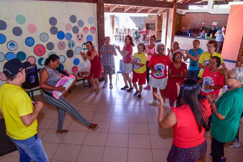 Atividade com idosos e crianças no CRAS Daniel Reis