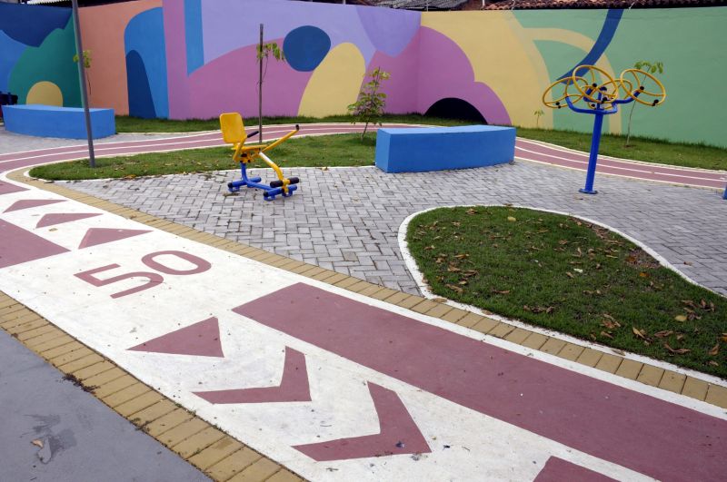 Imagens da praça Canindé na rua Ricardo Borges