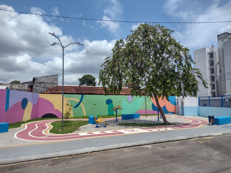 Imagens da praça Canindé na rua Ricardo Borges