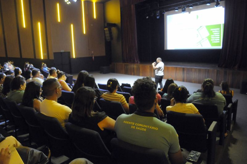 Capacitação de enfermeiros e agentes comunitários de saúde no Teatro Municipal