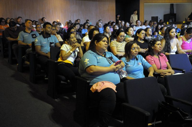 Capacitação de enfermeiros e agentes comunitários de saúde no Teatro Municipal