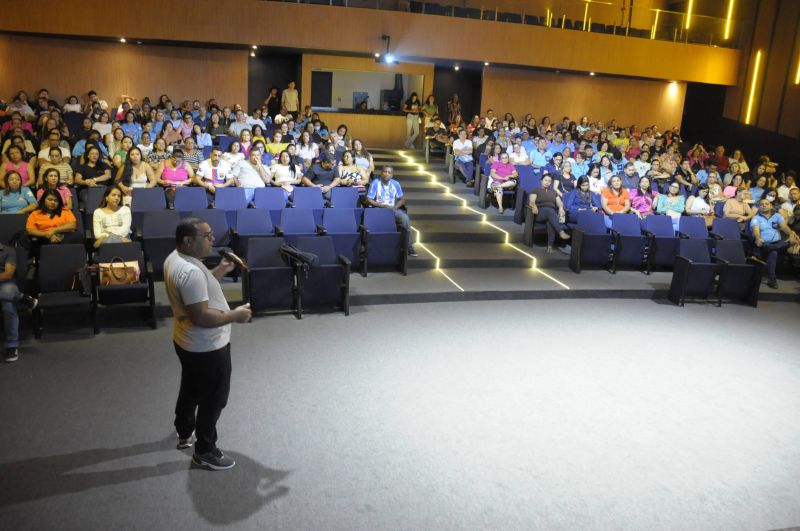 Capacitação de enfermeiros e agentes comunitários de saúde no Teatro Municipal