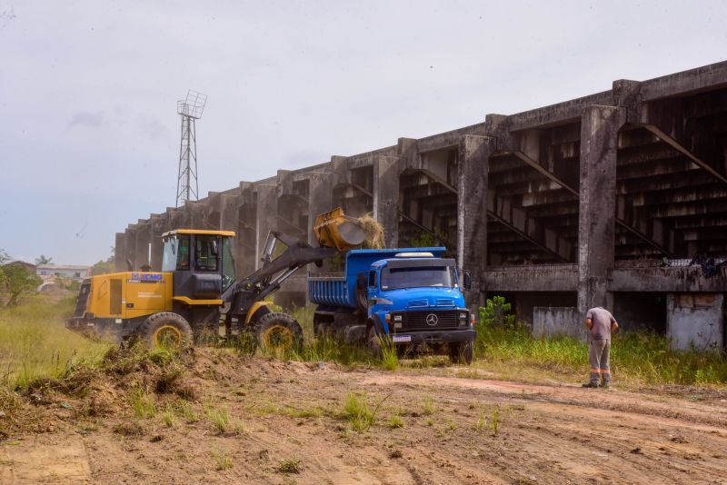 Limpeza na área do Estadio Municipal De Ananindeua