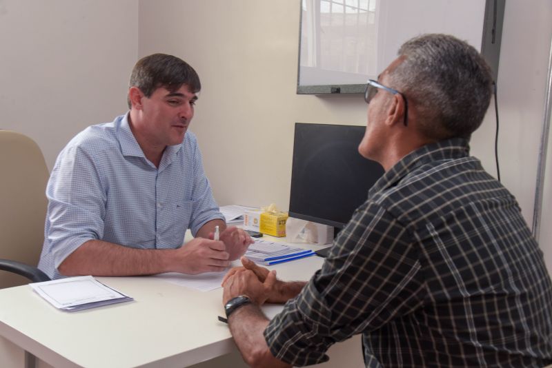 Imagens boneco medico urologista e entrevistado