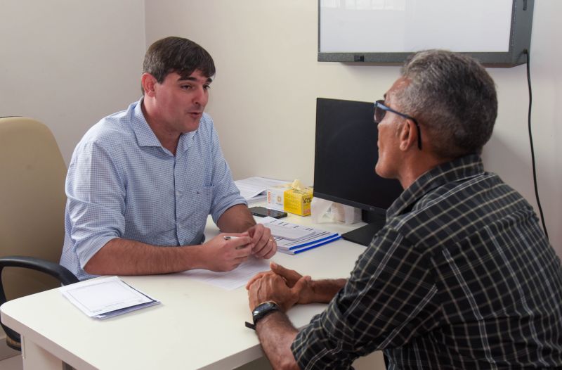 Imagens boneco medico urologista e entrevistado