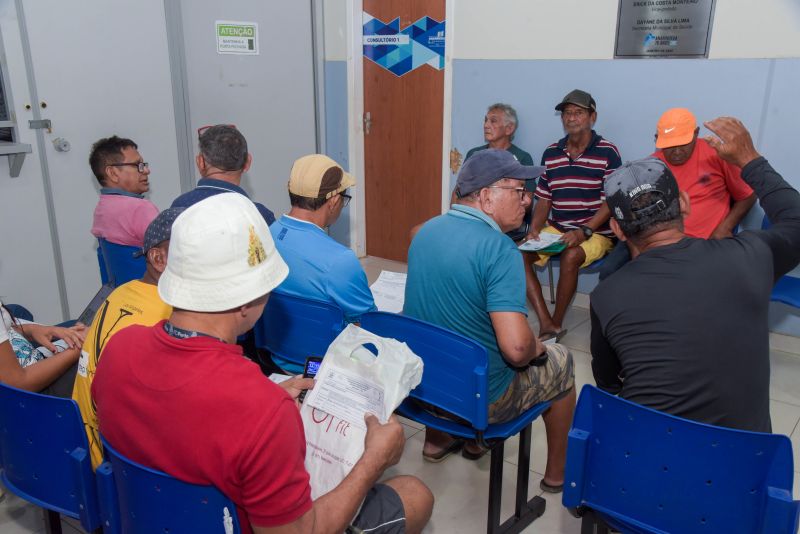 Imagens boneco medico urologista e entrevistado