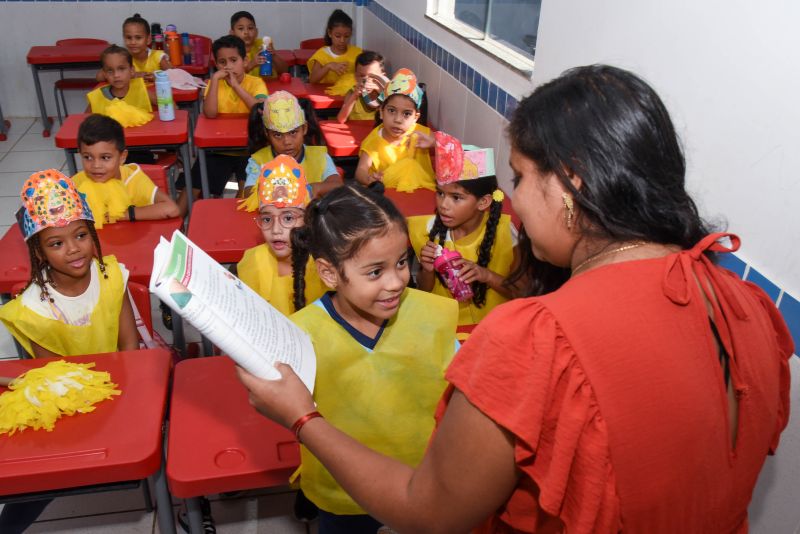 Imagens de alunos do alfaletra do programa de alfabetização