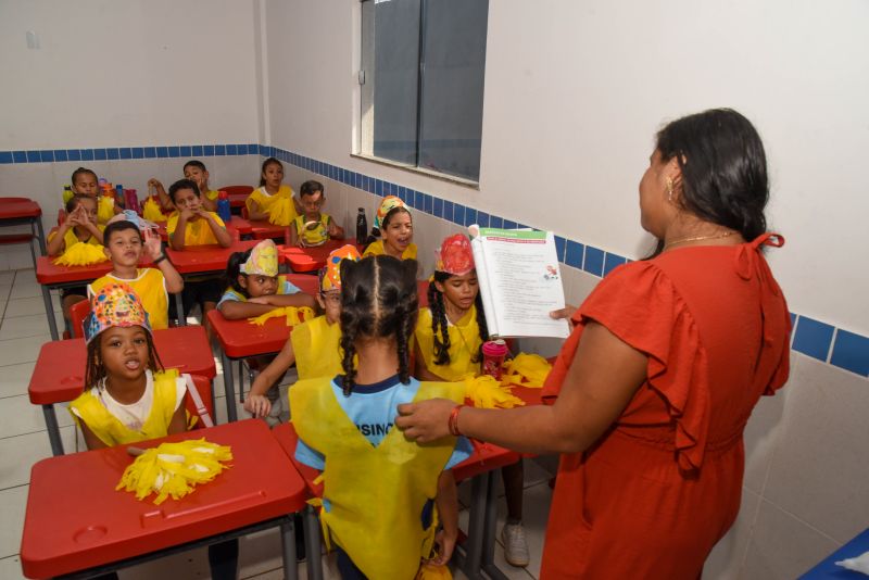 Imagens de alunos do alfaletra do programa de alfabetização