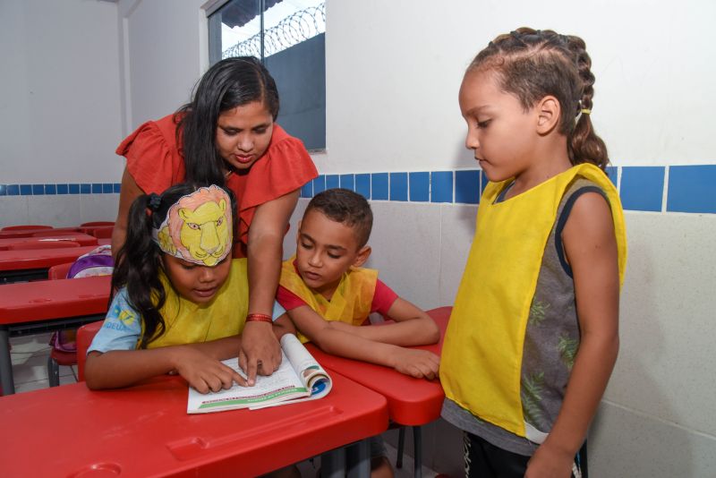 Imagens de alunos do alfaletra do programa de alfabetização