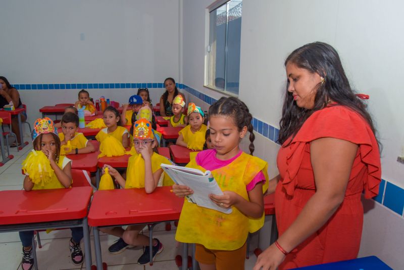 Imagens de alunos do alfaletra do programa de alfabetização