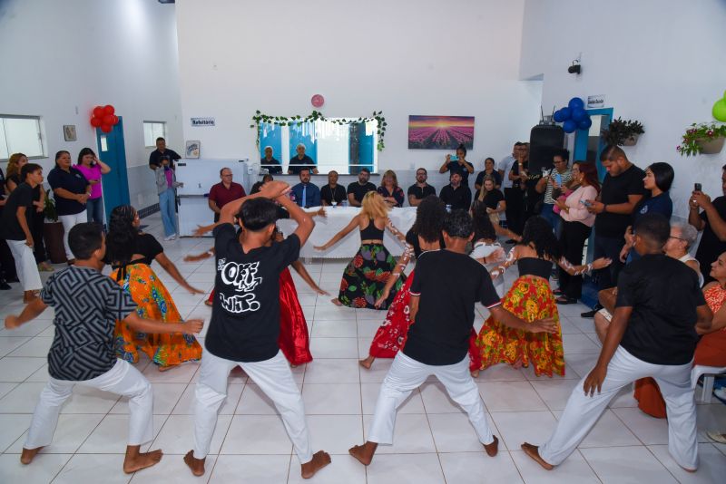 Ato de inauguração da escola Novo Cristo no bairro Icuí