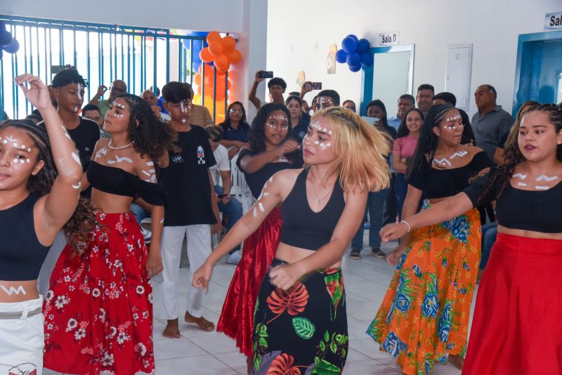 Ato de inauguração da escola Novo Cristo no bairro Icuí