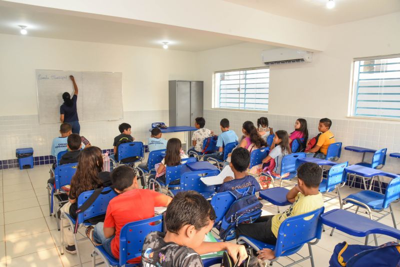 Ato de inauguração da escola Novo Cristo no bairro Icuí