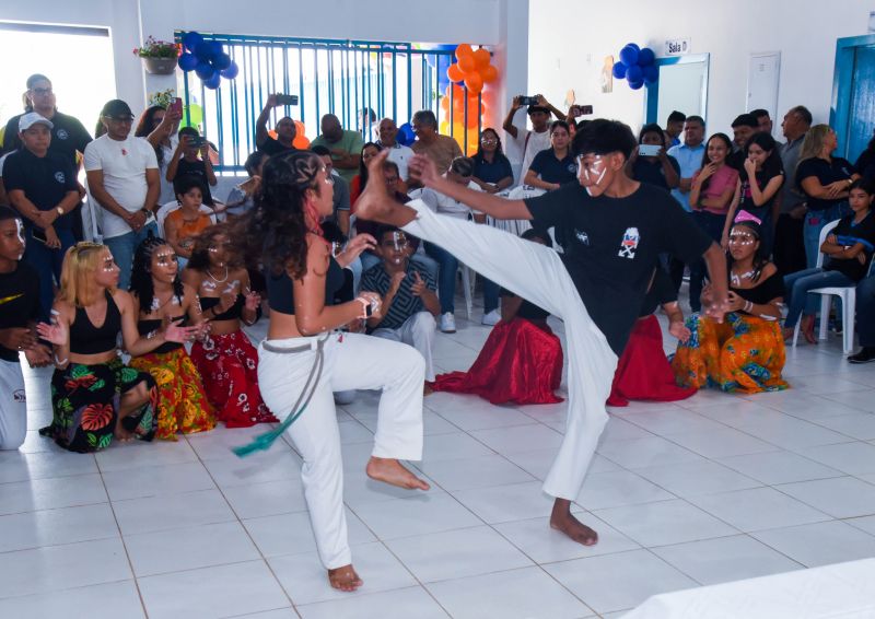 Ato de inauguração da escola Novo Cristo no bairro Icuí