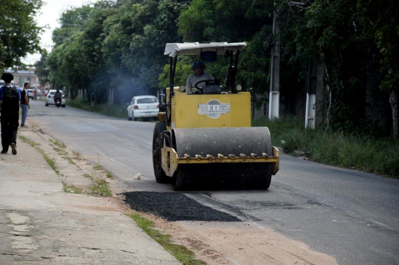 Serviço de asfaltamento tapa buraco na Coletora Sul no conjunto Julia Seffer