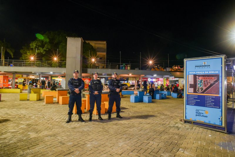 Imagens noturna da praça da Bíblia na Cidade Nova