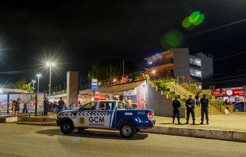 Imagens noturna da praça da Bíblia na Cidade Nova