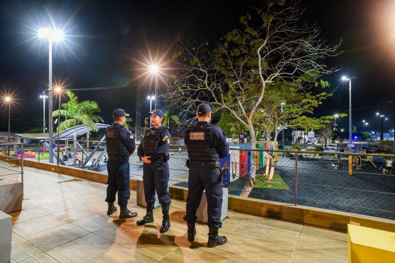 Imagens noturna da praça da Bíblia na Cidade Nova