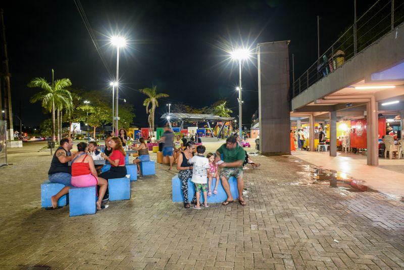 Imagens noturna da praça da Bíblia na Cidade Nova