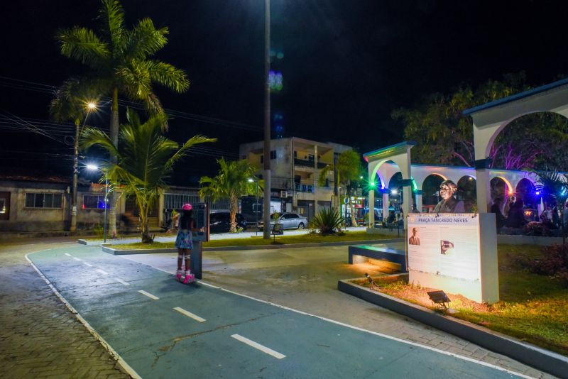 Imagens noturna da praça Tancredo Neves na Cidade Nova