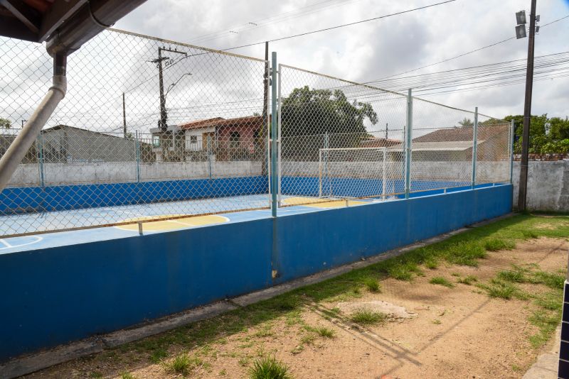 Assinatura de ordem de serviço para arquibancada, quadra poliesportiva e vestuários na EMEF Waldemar Mendes