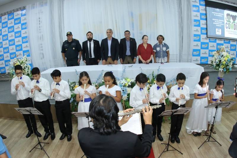 Orquestra de sopro infantil da Escola de Música Waldemar Farias, tocou os hinos do Brasil e de Ananindeua.