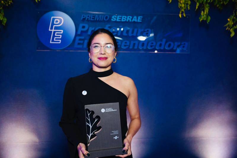 Lorena Fernandes representou a SEGEF na premiação do SEBRAE