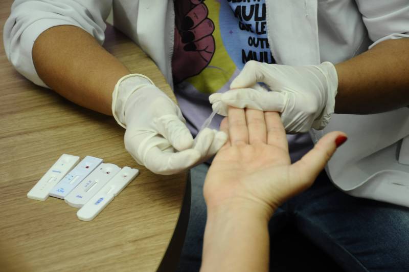 Testes rápidos: detecção de HIV, sífilis e Hepatite B e C