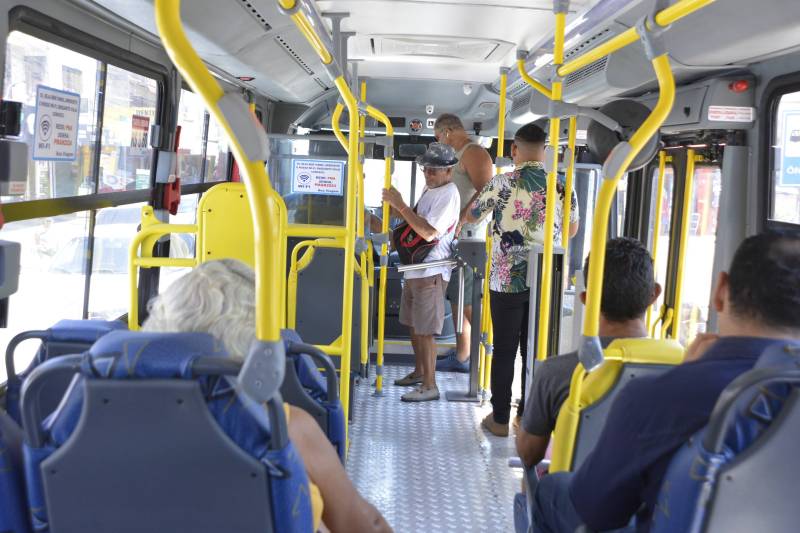 Usuarios do transporte utilizando novos ônibus 