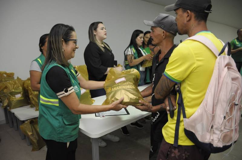 Os novos profissionais da SEURB recebendo os kits da secretária Marilene