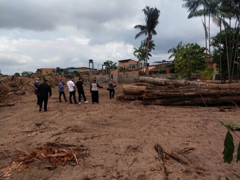 Equipe do Grupo de Trabalho Ambiental fiscalizando a área desmantada ilegalmente.