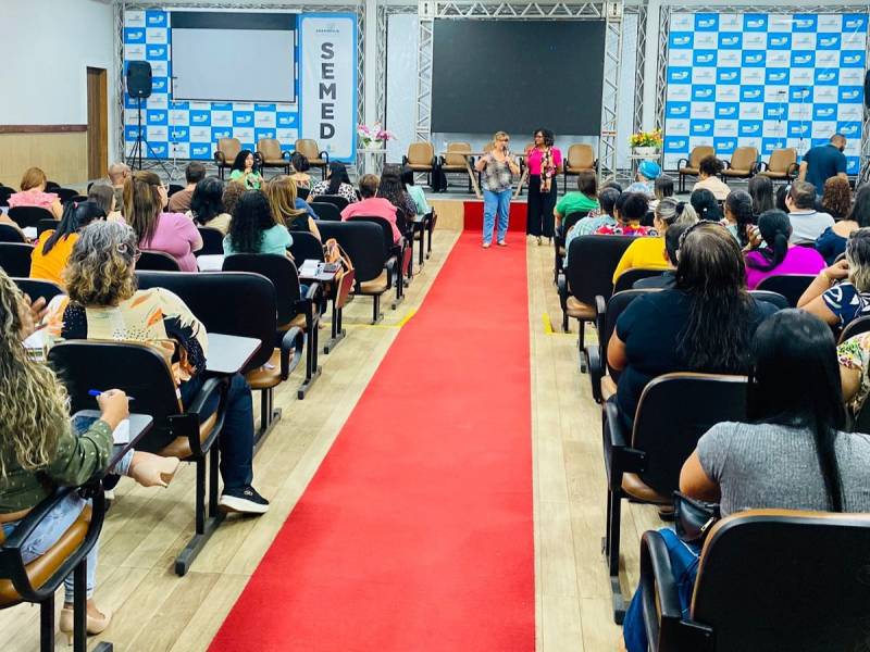 Professores da rede municipal de ensino de Ananindeua.