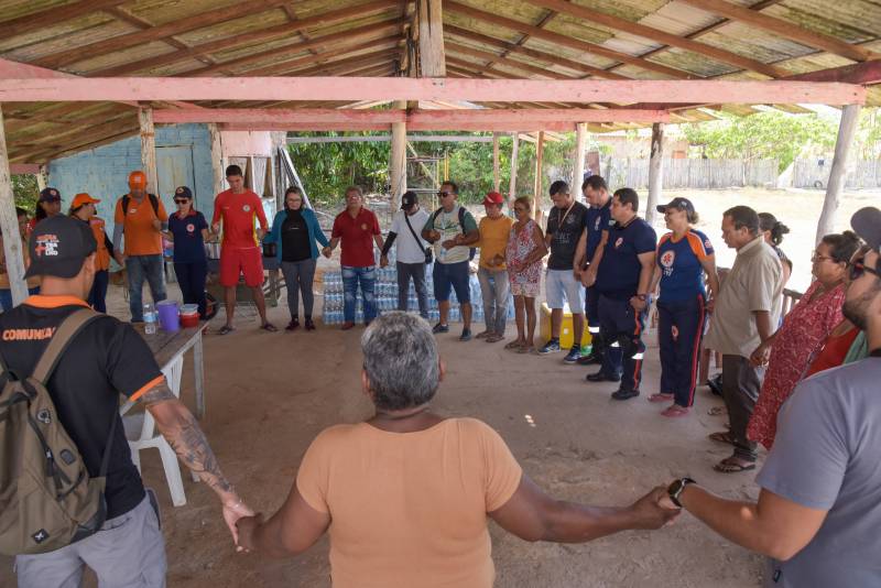 Oração ao fim dos trabalhos da equipes que aturam na ilha.