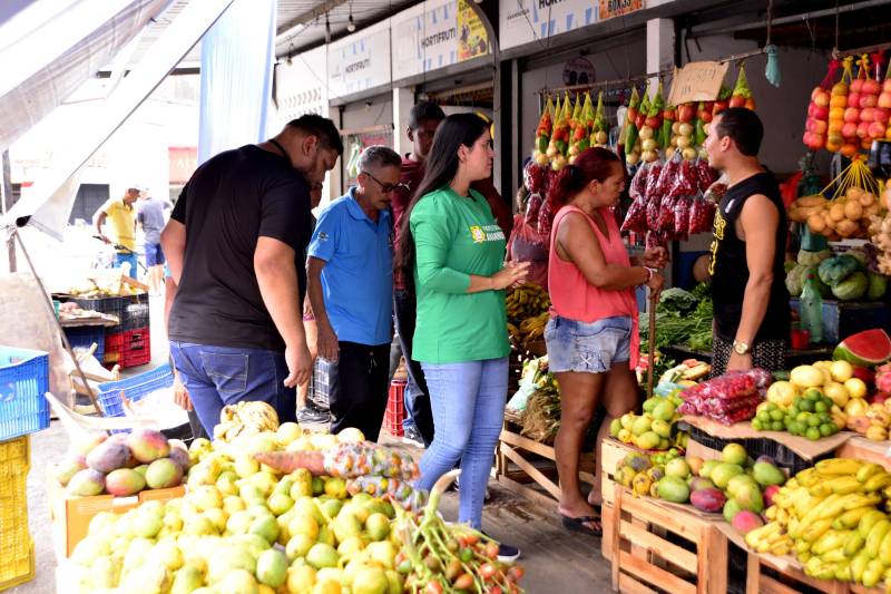 Profissionais das secretarias SEDEC e SEURB conscientizam os feirantes do PAAR