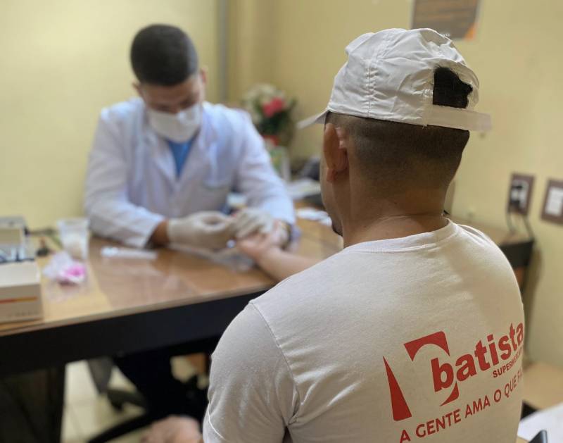 Ação com testagem e palestra em um supermercado 