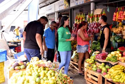 Ação entre SEURB e SEDEC na Feira Municipal do PAAR conscientiza os trabalhadores do local