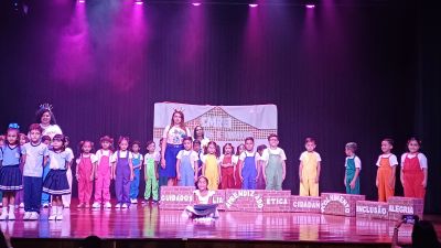 Escola Municipal Maria Alzenira realiza mostra cultural "Orgulho de ser Anani" no Teatro Municipal de Ananindeua